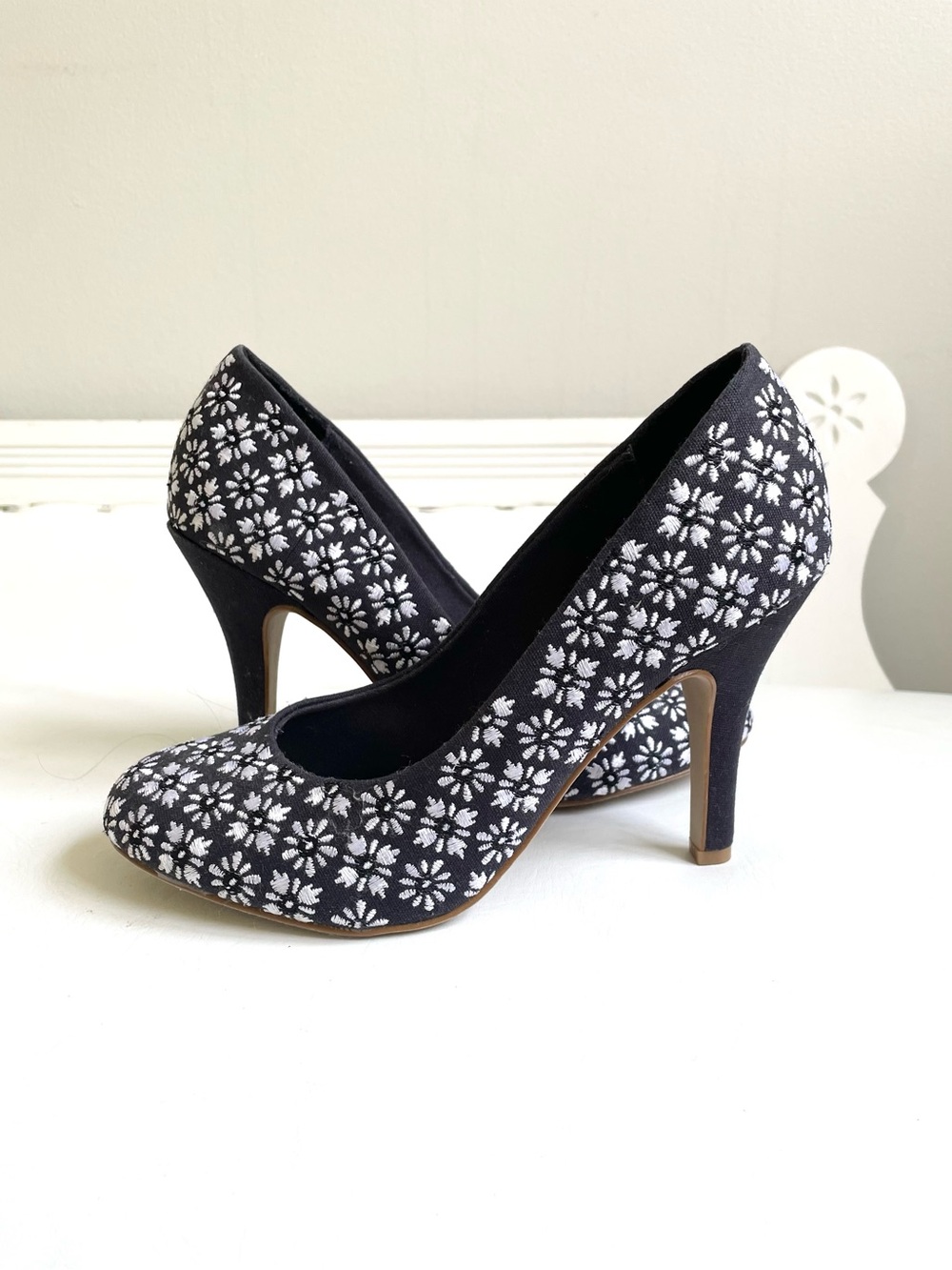 KELLY KATIE NAVY BLUE CANVAS ROUND TOE HEEL PUMP WHITE EMBROIDERED FLOWERS